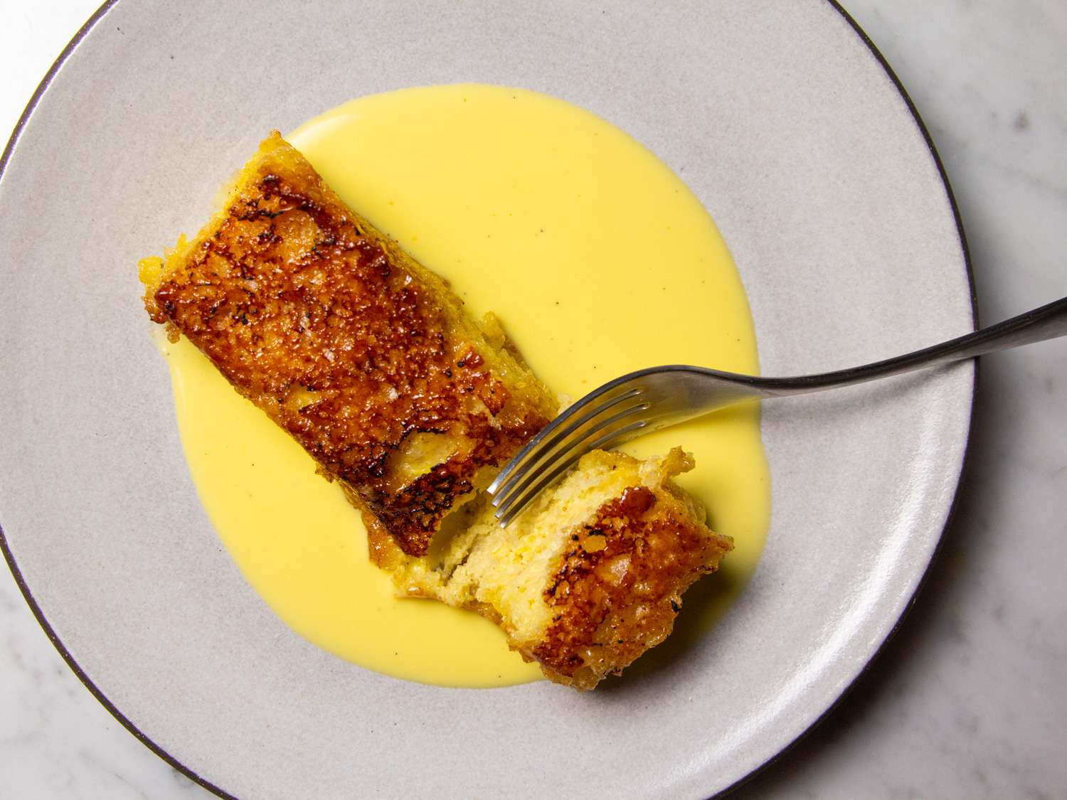 Torrija caramelizada con helado